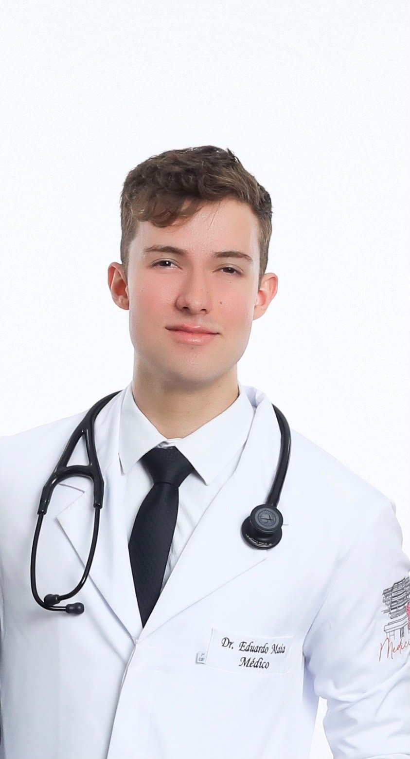 Dr. Eduardo Maia Martins Pereira, de jaleco e estetoscópio
